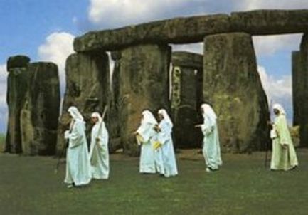 druid_at_stonehenge